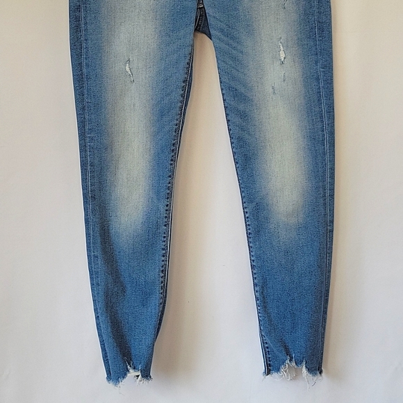 Lucky Brand Distressed Ava Crop Light Wash Size 6/28 - Picture 6 of 14